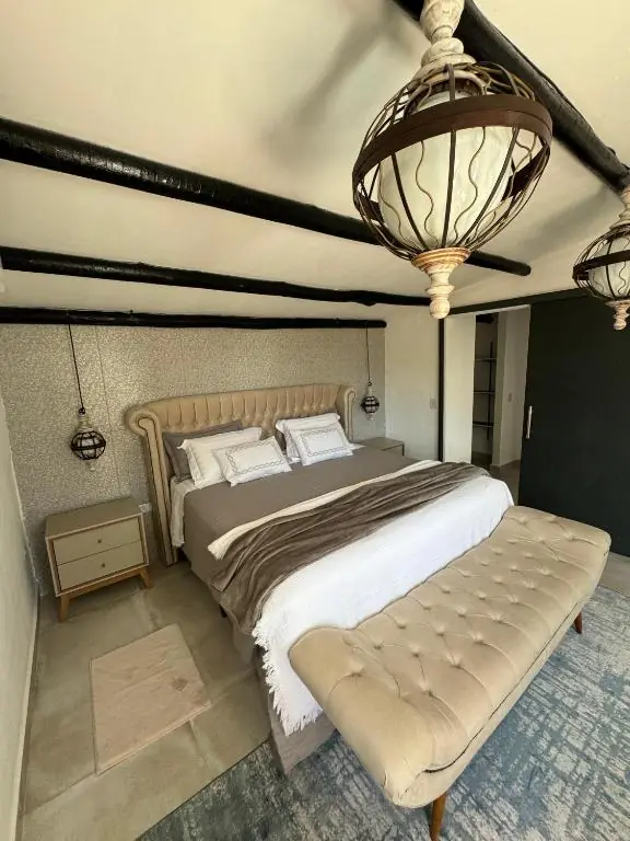 Quarto com cama king e cabeceira capitonê