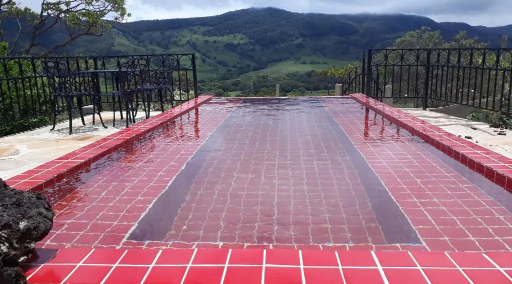 Piscina com vista para a serra verde